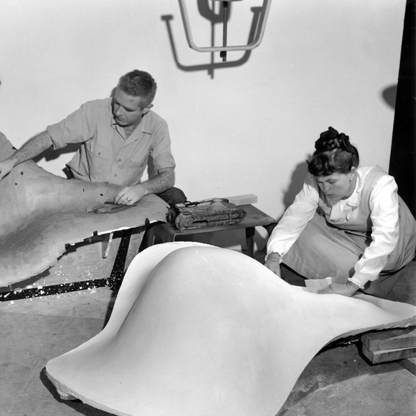 Frances Bishop, Robert Jacobsen and Ray Eames working on the mould for »La Chaise«, 1948 © Eames Office LLC